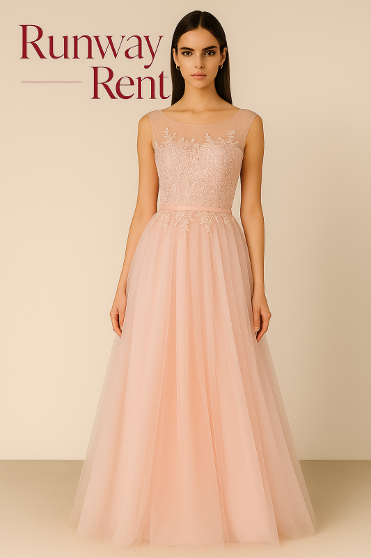 Vestido Rosado, falta en tul apariencia delicada, con decorado de encaje en la parte superior sin mangas.