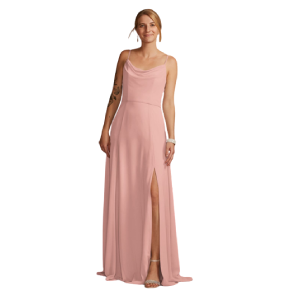 Vestido largo rosa, con escote columpio y abertura en pierna