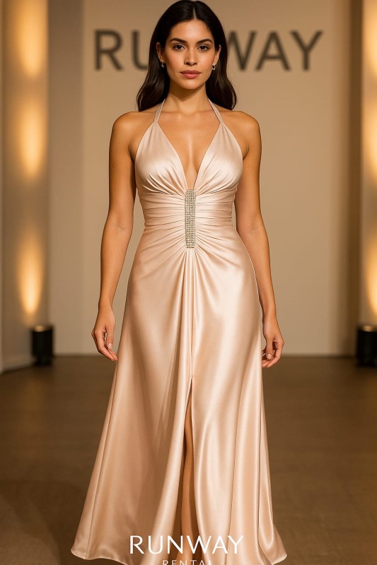 Vestido Jessica McClintock color rosado pálido platinado fruncido enfrente decorado con piedras de tirantes tipo halter espalda afuera