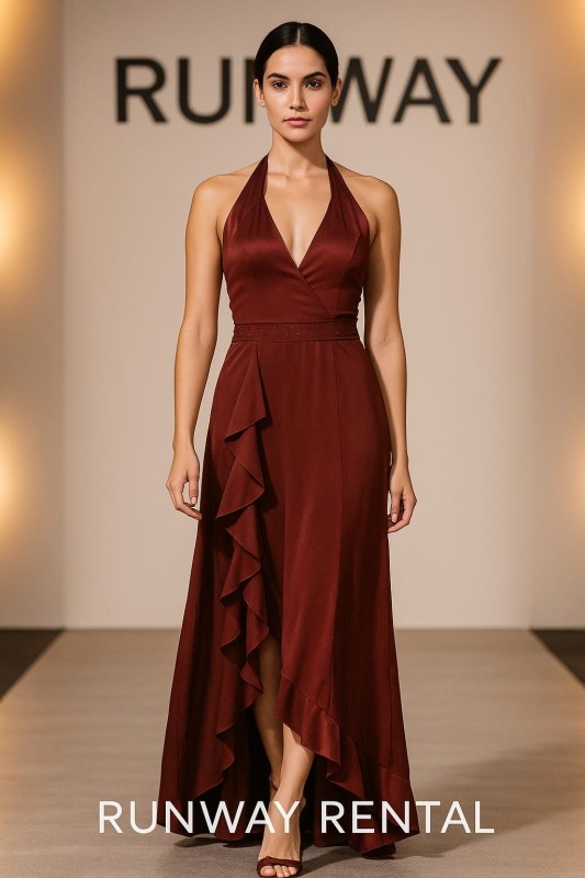 Vestido Moda color coral con vuelo y abertura en la pierna, tipo halter y decorado con piedras en la cadera