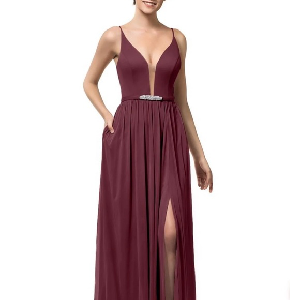Vestido Azazie color corinto con escote profundo y cinturón con piedras pijaso en pierna izquierda