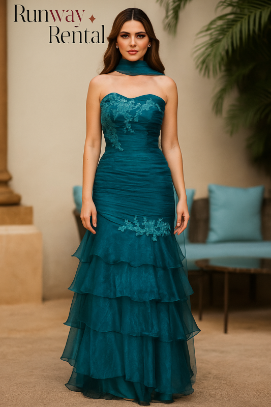 Vestido Marca FIESTA color verde de tul tipo sirena con salina, plisado y decorado de encaje y piedras